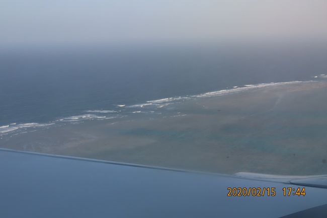 石垣島が見えてきました。　サンゴ礁が見えます。