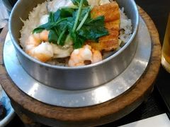 「志津香」で釜飯。
1時間は並んだ･･･。
あきらめようかと思ったけど、自分の判断・希望が全てのひとり旅。

事前に注文を聞かれ「昼ビール」をするか悩む･･･。
この後も仏像さまにお会いしに行くので、やめとこ。

前のお姉さまもおひとりさまで、相席に。
ビールがドーーーン！！とお姉さまの前に運ばれる。

「ビール追加でお願いしま～す♪」（我慢できず）