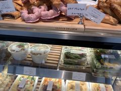 まずはＤＥＡＮ＆ＤＥＬＵＣＡにやってきました。
秋田空港からはお店が全くないので、食料も確保しないとです。