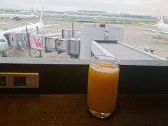 旅のスタートは羽田空港から。飛行機に乗る前に一杯。