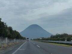 高松自動車道に乗ります。

目の前にはキレイな形をした飯野山が迫ってきます。
「讃岐富士」とも呼ばれるそうです。
納得ですね。