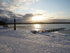 クッチャロ湖に到着。
夕暮れ時でしたが、凍った湖面と白鳥というなんとも冬の北海道らしい景色に巡り会えました。
