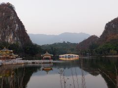 　町の中心部に位置する七星岩風景区を散策しました。湖に北斗七星があるような美しさで、桂林の奇岩と杭州の西湖を合わせた美しさが称えられています。