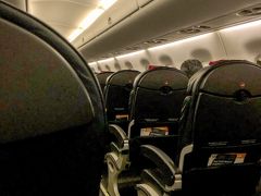 帰りの飛行機はガラガラだった。