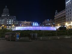「カタルーニャ広場」にやってきました。

「噴水」がライトアップされてキレイ～。