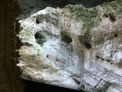 燕子口です。
この石灰岩の壺穴はツバメが造ったツバメの巣ではなく、地下水と立霧渓の水流の浸蝕が生み出したものです。
間も無く錐麓断崖がある太魯閣渓谷の素晴らしい景観が見えてくるそうです。