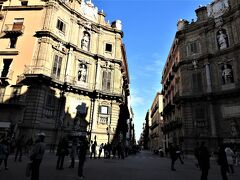 クアトロカンティ

バロック様式の装飾で飾られた四つ角の交差点、メイン通りであるヴィットリオ・エマヌエレと、マクエダ通りが交差している。