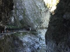 3,000メートル級の山が侵食された大渓谷です。
九曲洞は2019年に旧道を整備して遊歩道として、
全長2kmもありダイナミック景観を楽しみながら歩けます。
私たちは九曲洞隧道付近から引き返しました。