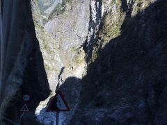 太魯閣峽谷です。渓谷ではないのですね？
高さ5-600mもある断崖から渓谷の風景は峡谷になるのでしょう。
素晴らしい景観です。

