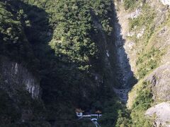 長春祠までは歩道があるようです。
ツアーなので10 分ほど眺めるだけです。
Eternal Spring Shrineは太魯閣峡谷の道路工事で亡くなった人を祀っているそうです。
