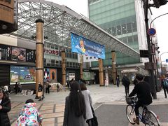 興福寺辺りを人歩きして、近鉄奈良駅まで来ました。

午後４時からガイドをお願いしていてその待ち合わせ場所がここ、駅前にある噴水なのでまず場所を確認。