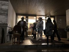 春日大社にやって来たのは、午後7時から「光の夜神楽」が開催されるから。

雨が降っていなければ春日大社祓戸神社前で行われるはずでしたが、雨のため「着到殿」で行われるようです。

衣装に身を包んだ方が笛を吹きながら会場まで案内してくれました。
何ともまぁ贅沢な。(笑)