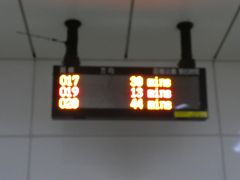 蘆洲駅に到着。
駅構内にバスの時刻が分かるようになっていました。
私が乗りたいバス橙20は44分後らしい。