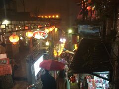 阿妹茶楼を出て再集合場所に行きました。
この後九戸茶語で夕食をツアー21 人全員で食べます。
小上海茶飯館 (悲情城市)は、1989年に九份が舞台の映画『悲情城市』
が台湾で空前のヒットを記録し、台湾各地から観光客が訪れ、
1990年代には一大観光地へと発展したそうです。
2001年には千と千尋の神隠しの舞台となり、最近は日本人が圧倒的に多い。