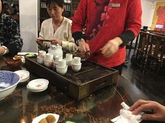 私たちは自由時間にツアー仲間の人と
阿妹茶酒館
Amei Chajiuguan
に入って中国茶とお菓子セットをいただきました。