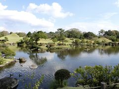 さて、水前寺成趣園にやってまいりました。
熊本藩初代藩主・細川忠利公が寛永13年（1636）頃より築いた水前寺御茶屋（藩主の休息所）を起源とし、次の光尚公、綱利公の三代80年にわたって造営が続いた大名庭園です。
確か左の築山が富士で、東海道五十三次を模しているんだとか。
かつては阿蘇山などを借景としておりましたが、現代の開発で高層マンションが林立し、撮り方によっては、写り込みます。
それは致し方なしなのですが、能楽堂付近につぶれた売店がそのままになっていたので、せっかく一般400円の入場料を取っているんだからそういうものもきちんと片付けてほしいのだなあと当時は思ったものです。