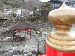 修善寺温泉はじまりのお湯、独鈷の湯。

弘法大師がこの地を訪れたとき、桂川で病みつかれた父の体を洗う少年を見つけました。その孝心に心を打たれた弘法大師は「川の水では冷たかろう｣と手にした独鈷杵(仏具)で川中の岩を打ち、そこから霊泉を湧出させたといいます。
（ウエブサイトより）