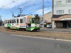 でーん！無事到着しました！
あれ、雪積もってないし、そんな寒くないじゃーん笑
東京の朝の感じだから余裕余裕！（←次の日寒すぎてしゃべれない）

路面電車が頻繁にくるので移動は楽チンです！
まずは五稜郭へ！