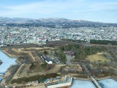 食事を食べたあとは五稜郭へ！！！
星形にみえますね！！！！昔の人上から見てないのにすごい～っと感心笑

池も凍ってるのでいい感じの星が！
