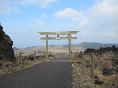 9：35　三原山神社は鳥居から下った所に社殿がある珍しい造り
