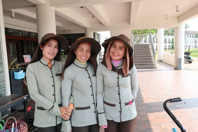 ■【BANGPRA Golf Club】<br />歩き組3人<br />担当キャディは、5ヶ月間...但し、他２コースで、約7年経験<br />それにしても、グリーンが読めてない。<br />水等客へのサービスが無いのは他コースでも、認められてなかったのか。<br /><br />Bunker Boys<br />Gf=1000/PSC価格<br />Ca=350<br />CaTip=別<br />Tr=250<br />競技＝220