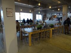 こちらは１Fのカフェスペース。そのほかにもパン屋さん、地ビール屋さん、お土産屋さんなど色々入っていて、とても充実しています。