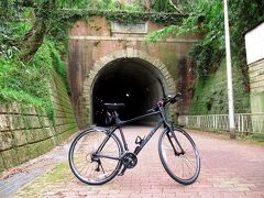 黒江駅から25km/h程の速度で10分ほど走り、明治時代に造られたトンネル・鵬雲洞へやってきました。このトンネルは、南海和歌山軌道線（路面電車）を走らせるために設けたものです。