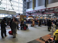 1月27日、今シーズン最初の日帰りスキーでガーラ湯沢へ。びゅーの日帰りパック（自由席利用）は8500円。午後から天候が荒れるとの予報だったので、いつもより早めの列車で向かいます。平日ですが、インバウンドの方も大勢いてなかなかの盛況