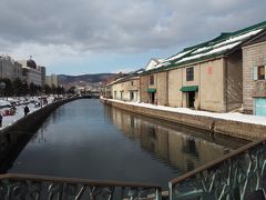 小樽運河に着きました。
雪もあがって、晴れ間も見えてきました。
人がいないように見えますが、後ろにたくさんの撮影待ち（笑）