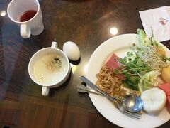 麒麟商旅　ギャラリーホテルの朝食。
お粥、茹で卵、焼きそば、サラダ。