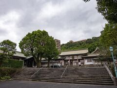 チェックアウト後は照国神社へ。
山頂に見えるのが昨晩泊まった城山観光ホテルです。