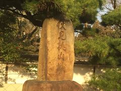 「伏見桃山城」！

以下、Wikipediaより
https://ja.m.wikipedia.org/wiki/伏見城

伏見城は三度に渡って築城され、最初の城は朝鮮出兵（文禄の役）開始後の1592年（文禄元年）8月に豊臣秀吉が隠居後の住まいとするため伏見指月（現在の京都市伏見区桃山町泰長老あたり）に建設を始めた。このとき築かれたものを指月伏見城、後に近隣の木幡山（桃山丘陵）に再築されたものを木幡山伏見城と呼んで区別され、さらに木幡山伏見城は豊臣期のものと、伏見城の戦いで焼失した跡に徳川家康によって再建された徳川期とに分けられる。豊臣期の伏見城は、豪華な様式が伝わる。