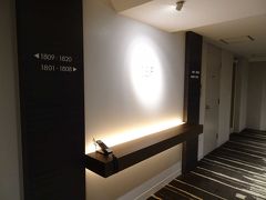 泊まった18階のきれいなエレベーターホール。部屋で荷物をまとめて帰る準備をし、チェックアウトします。IHG会員ということで、駐車場代もかからないし、朝食無料で部屋のアップグレードまであって、え！この価格！！　という金額でした。