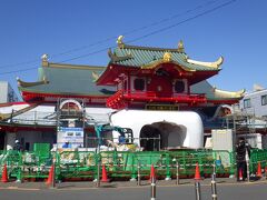 リニューアル工事中の片瀬江ノ島駅。囲いが取り払われて外観が見られました。