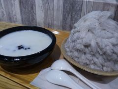 今回2度目の「于記杏仁豆腐 衡陽店」です。
昨日は「杏仁雪花冰」をいただいたので、本日は「黒糖雪花冰（右側）」をいただきます。