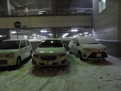 空港の駐車場へレンタカーを停めました。屋外なので、雪が積もってます。