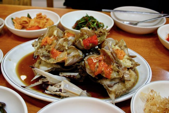 カンジャンケジャンという生のワタリガニを醤油に漬けた料理。ちょっとお高いですがとってもおいしかった！