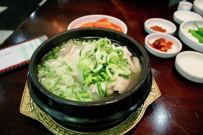 参鶏湯。このお店は澄んだスープが特徴だそうです。もちろんおいしい。