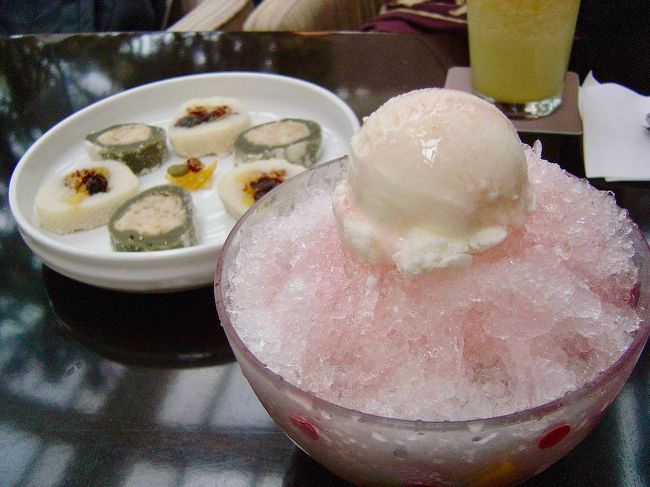 ロッテデパートのカフェで休憩。クルミのペーストをお餅で巻いたお菓子（トック）と、かき氷（ピンス）。
