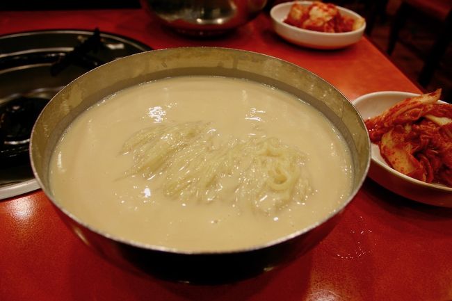 冷たい豆乳スープに麺が入っているコングッス。韓国の夏の定番メニューだそうです。まろやかなスープにキムチを入れると、暑い日でも食欲が出ておいしい。辛いもの苦手ですが、これはちょうど良い辛さになって、また食べたいと今も思い出す味です。