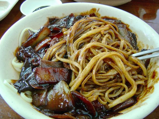 ジャージャー麺。甘い味噌ダレがかかっています。