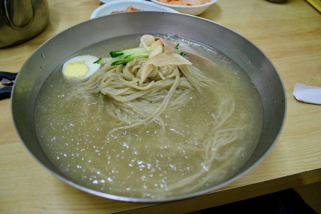 冷麺。このお店は平壌式で、さっぱりとしたスープに砕いた氷が浮かべてあります。９月中旬のまだまだ暑いソウルでとってもおいしかったです！