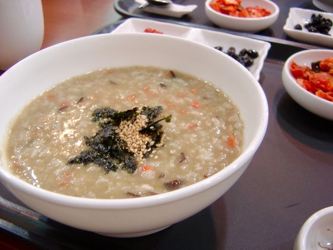 最終日の朝、アワビのお粥を食べてから空港へ。暑い中、ひたすら食べてひたすら歩いて、がんばりました。笑