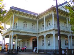 松江城山公園内に建つ、薄いグリーンの一見すると洋風の館。　洋風に見えますが実は明治35年に建てられた、擬洋風建築物の興雲閣。　屋根は瓦屋根です。　明治初期にはこういった建物が流行っており、興雲閣はその最後の名残と言われているそうです。　内部の見学が出来ると知らず、外観しか撮影しませんでしたが、なかなか興味深かったです。