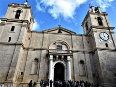聖ヨハネ准司教座聖堂

1573年から1578年にかけ、マルタ騎士団によって建てられた。教会の本堂の床には約４００の騎士の墓石が葬られている。