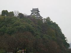 木曽川沿いの山の上に建てられている。

交通の要衝で重要な拠点であったこのお城は、何度となく落城してめまぐるしく城主が変わりながらも残り続けた歴史がある。