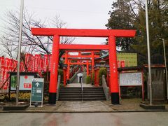 犬山城の入り口近くには、３つの神社があって、その一つ赤い鳥居が目立つ「三光稲荷神社」
ハートの絵馬がある縁結びの神社で、犬山城が建てられた1537年当時から続くのではないかといわれる歴史ある神社だ。