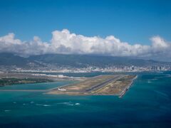 ハワイ島から飛行機で48分、ダニエル・K・イノウエ国際空港へ到着します。
ハワイ島の素晴らしさに名残を惜しみつつも、いよいよ、両親にとって憧れのワイキキです。
窓から見える海の色がきれいで、機内からテンション高めです。