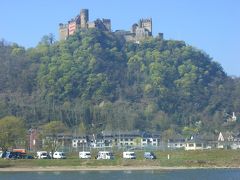 (9:38)

＜シェーンブルク城＞
ワインの町オーバーヴェーゼルの丘の上に建ち、ドイツ語で「美しい城」を意味しビクトル・ユーゴーも「最も美しい廃墟」と絶賛したことで有名。12世紀前半にマクデブルク大司教または神聖ローマ帝国によって築かれたそうです。1149年には、シュタールエック城主ヘルマン・フォン・シュターレックが、当時プファルツ伯(現在の大臣に相当する中世ドイツの爵位の一つ)を巡って対立していたラインエック城主オットー1世の子オットー2世をここで忙殺したと伝わります。1166年にその戦功のため神聖ローマ皇帝フリードリヒ1世からこの城と領地を与えられた家臣シェーンブルク公爵が町を統治、関税も徴収し14世紀には最盛期を迎えますが、その後17世紀まで一族の争いが絶えず、1689年には神聖ローマ帝国とフランスの間で起きたプファルツ継承戦争(1688-1697年)でルイ14世の軍による爆撃を受けて焼失。19世紀末先祖がこの地方出身のドイツ系アメリカ人銀行家ラインランダーが買い取り修復後、市が買い戻し現在はホテル&レストランになっています。

