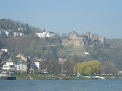 (9:58)

＜ラインフェルス城＞
1245年カッツェンエルンボーゲン伯ディーター5世により、通行税徴収のためザンクト・ゴアールの山上に建てられました。その後増築・増強を繰り返しライン川を見下ろす最大・最強、難攻不落の城となり、プファルツ継承戦争でフランス軍により他の城が攻め落とされる中この城は1693年ルイ14世も攻略を断念し撤退、しかし1797年にはフランス革命軍により爆破され廃墟となってしまいました。1843年プロイセン王で後のドイツ皇帝ヴィルヘルム1世が買い取り20世紀に修復され、現在はホテルと要塞博物館として公開されています。